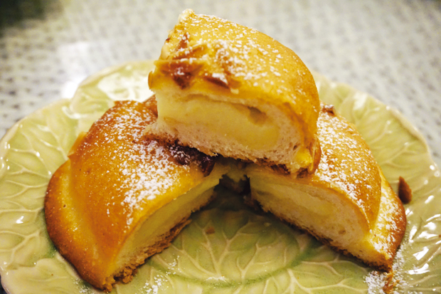 Колачи са шећерним преливом: Сочне посластице које ће вас одушевити