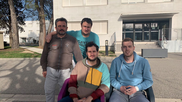 Нисмо били у додиру са онима који су имали симптоме вируса, али СТРЕПЊИ није било краја: Ово су четворица СРПСКИХ држављана која су стигла у Француску из Вухана