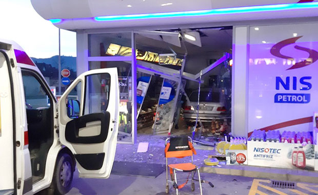 Само је хтео да сипа гориво, а онда је ИЗГУБИО КОНТРОЛУ над колима: Необична несрећа у Горњем Милановцу, аутом улетео у пумпу, повређене две особе! 