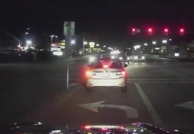 Зауставио се на црвено светло на семафору, није ни слутио шта га чека: Полицајац за  воланом угледао језив призор (ВИДЕО)