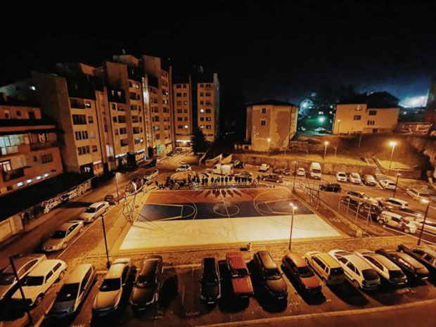 Комуналци и радници градске чистоће неће против воље народа: Одбили да уклоне тробојку (ФОТО/ВИДЕО)