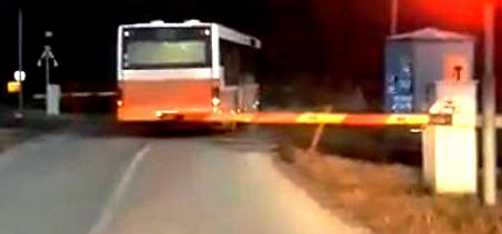 Дигла се бура око аутобуса који заобилази СПУШТЕНУ рампу на пружном прелазу, али прича има ДРУГУ СТРАНУ (ВИДЕО)   