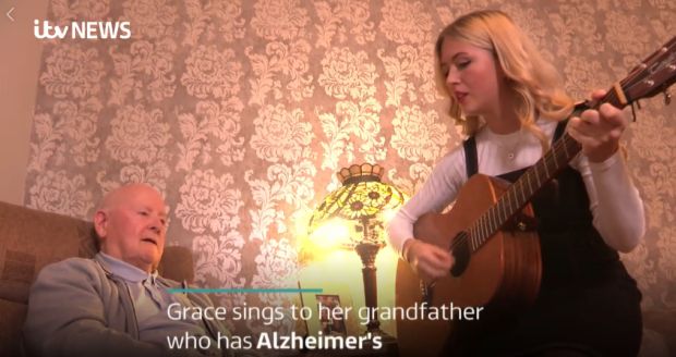Грејс деди оболелом од Алцхајмерове болести певањем оживљава сећања (ВИДЕО)