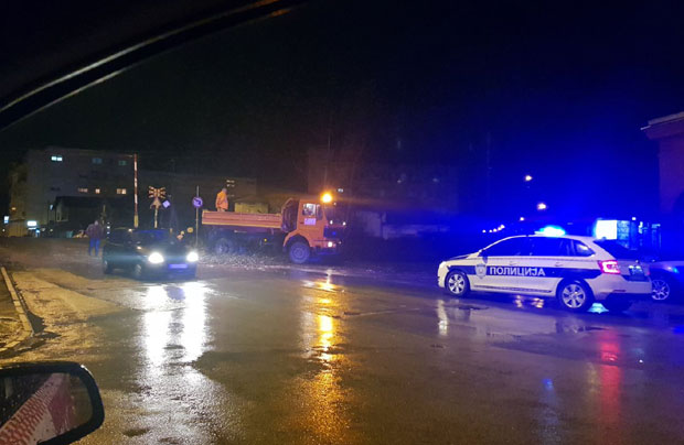 Дрво ПАЛО на пролазнике у центру Ниша: Снажно невреме направило ХАОС, бројна насеља остала без струје