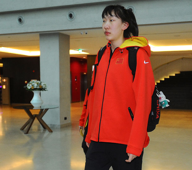 Мислили сте да су Кинези ниска нација? Е па она има 20 година и - 206 центиметара! Кинеска Разија Мујановић стигла у Београд