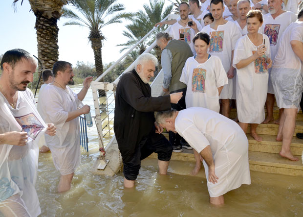Уочи Савиндана, у хладној води примили свету тајну: Јануарско крштење 30 Срба у Јордану