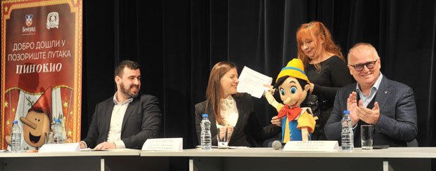 Фондација Новак Ђоковић донирала Позоришту лутака Пинокио више од осам милиона динара
