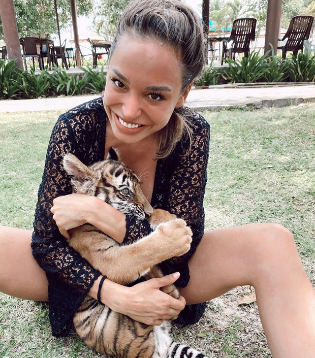 Едита показала фигуру у маленом бикинију: Црвени купаћи истакао облине певачице (ФОТО)