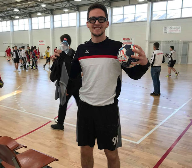 Школује се у Будимпешти, одличан је ђак и таленрован рукометаш на оца: Јаков (18) годинама сања дрес Пролетера