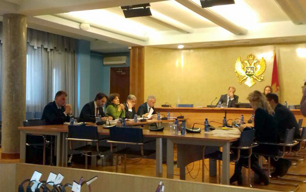 Предлог закона о Фонду рада: Подршка Скупштинског одбора,  директорова реч последња