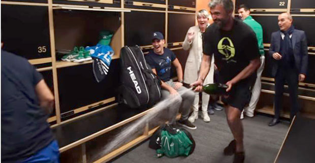 ВИДЕО: Иванишевићев шоу у Новаковој свлачионици после титуле на АО