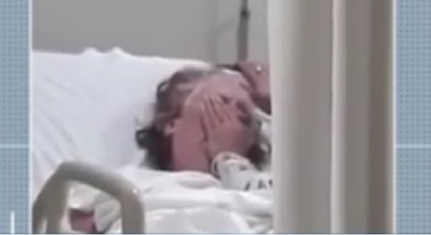 Пацијент снимио ужас у болници: Ана (68) немоћно диже руку док је ћерка ГУШИ у кревету (ВИДЕО) 