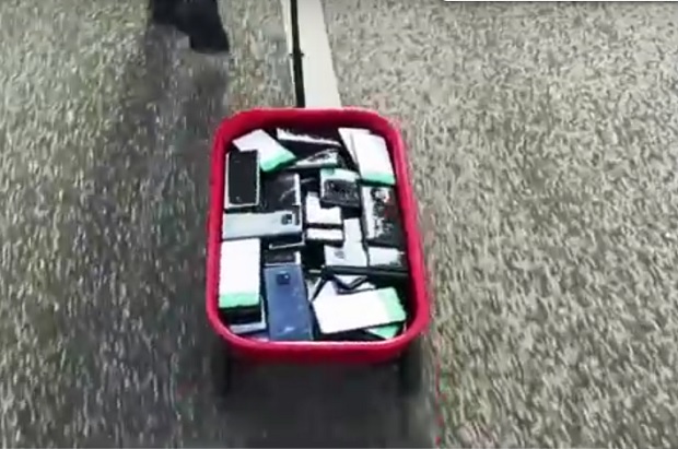 Уметник КОЛИЦИМА ПУНИМ ТЕЛЕФОНА преварио “Гугл”, ево како је гигант реаговао (ВИДЕО)