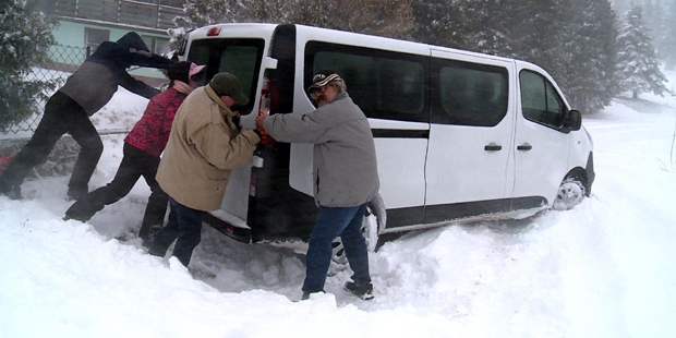 На Копаонику ветар дува 90 км на час, на Тари завејани путеви, људи на Пештеру заробљени у смету, у западној Србији народ сатима и без струје, а снег блокирао чак и камионе за чишћење (ФОТО)