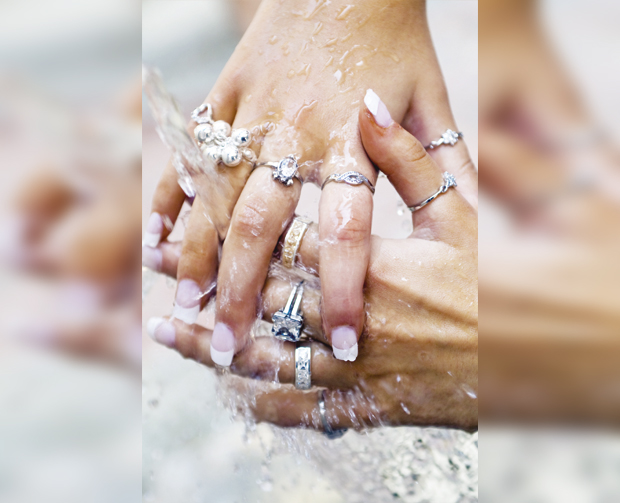 Очистите сребро брзо и једноставно: Ставите га у ову смесу и за пет минута ваш накит ће сијати као нов