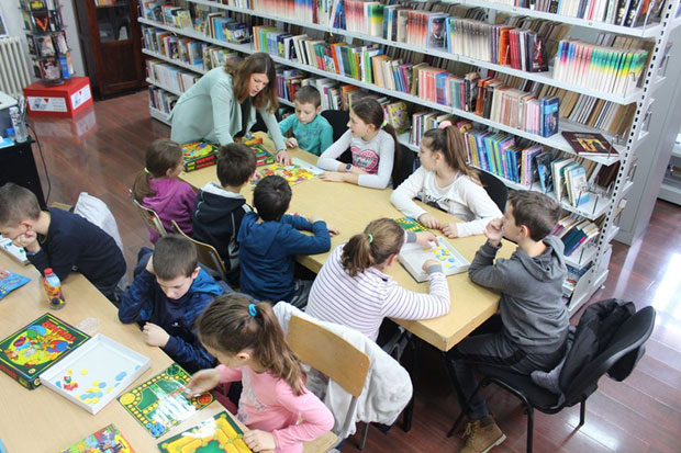 Малишани из Краљева на два сата “отишли у прошлост”, ево како су се забављали без телефона