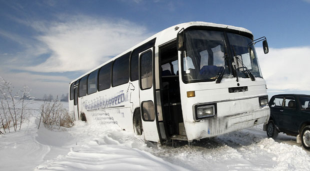 Проклизао аутобус са око 50 путника