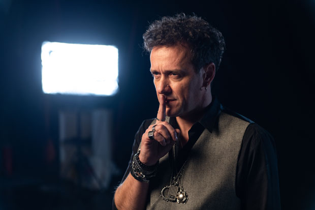 Нека се будале свете, храбри опраштају: Послушајте нову Џенанову песму која носи ВАЖНУ поруку (ВИДЕО)