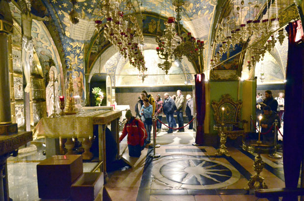 Свети гроб - срце хришћанске тајне: Од јутра до мрака дуга колона ходочасника који чекају на поклоњење