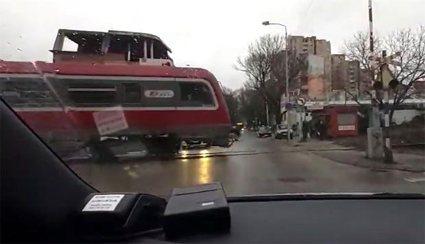 Воз пролази, а рампа ПОДИГНУТА: Нишлије се свакодневно сусрећу са овим проблемом (ВИДЕО)