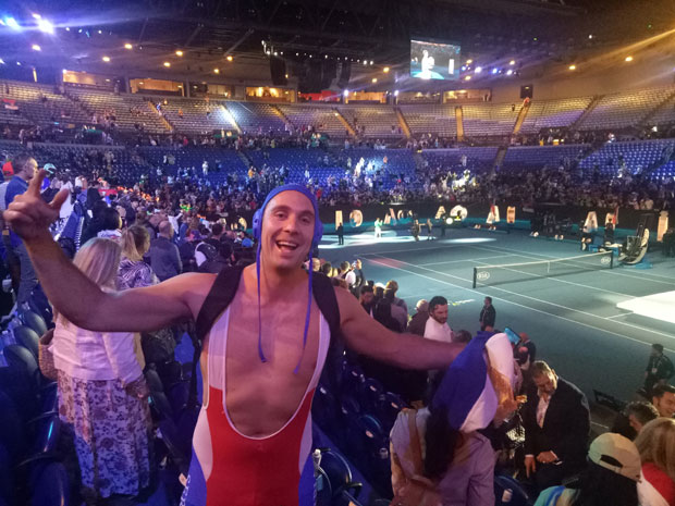 Кад ја навијам Новак не губи: Најлуђи Ђоковићев навијач открио због чега је обукао специфични костим у финалу Аустралијан опена