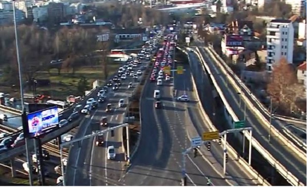 Петоро деце и трудница хитно евакуисани: Пукла цев код Аутокоманде, вода се улила у кућу