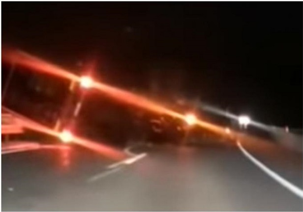 Оркански ветар превртао шлепере као играчке: Погледајте шокантну сцену у Хрватској (ВИДЕО) 