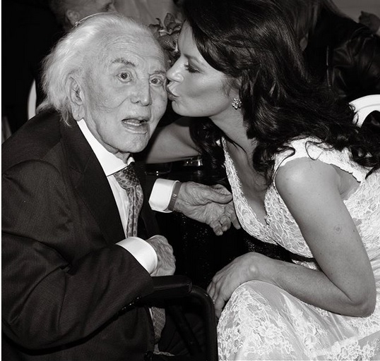 „Већ ми недостајеш, чврсто спавај“: Кетрин Зита Џоунс се опростила од свог свекра Кирка Дагласа