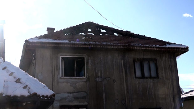 Једна особа повређена: Пожар у породичној кући у Пљевљима (ФОТО)