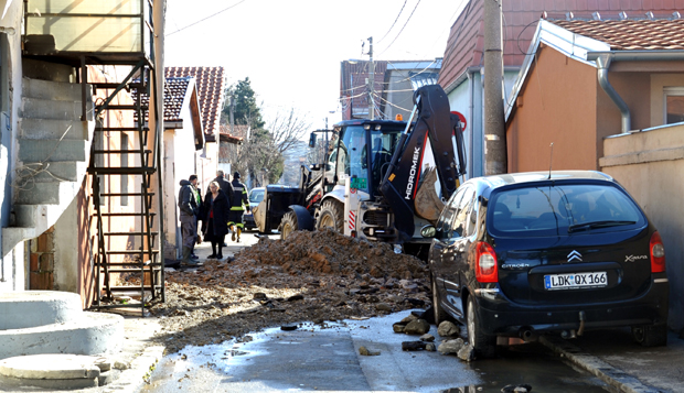 Језеро испод надвожњака и блато по разрованим улицама: Овако је изгледао крај око Аутокоманде после пуцања цеви (ФОТО) 