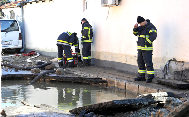 ГЕЈЗИР висок пет метара оштетио 60 кућа: Пукла водоводна цев и направила хаос у улици Ђакона Авакума (ФОТО)