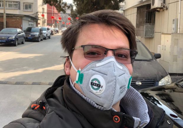 Коцком растерујемо корону: Стефан (32) у Пекингу два месеца игра домино са таштом и чека да прође вирус 