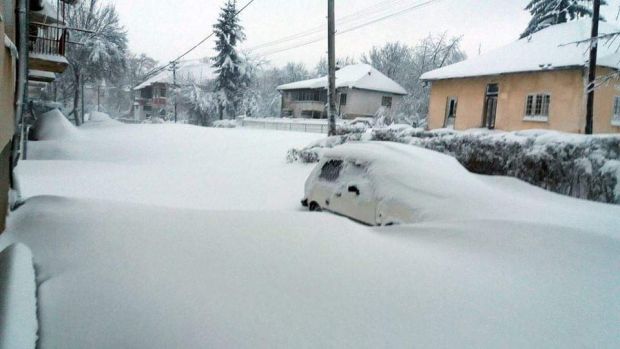 Ванредно у Сјеници и Црној Трави, деца у Мокрој Гори евакуисана из завејаног аутобуса (ФОТО/ВИДЕО)