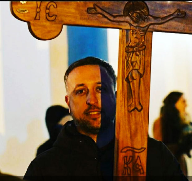 Никола се не плаши Милове машинерије: Против ватрогасца из Бара се води дисциплински поступак, а он је вечерас храбро предводио литију и носио крст