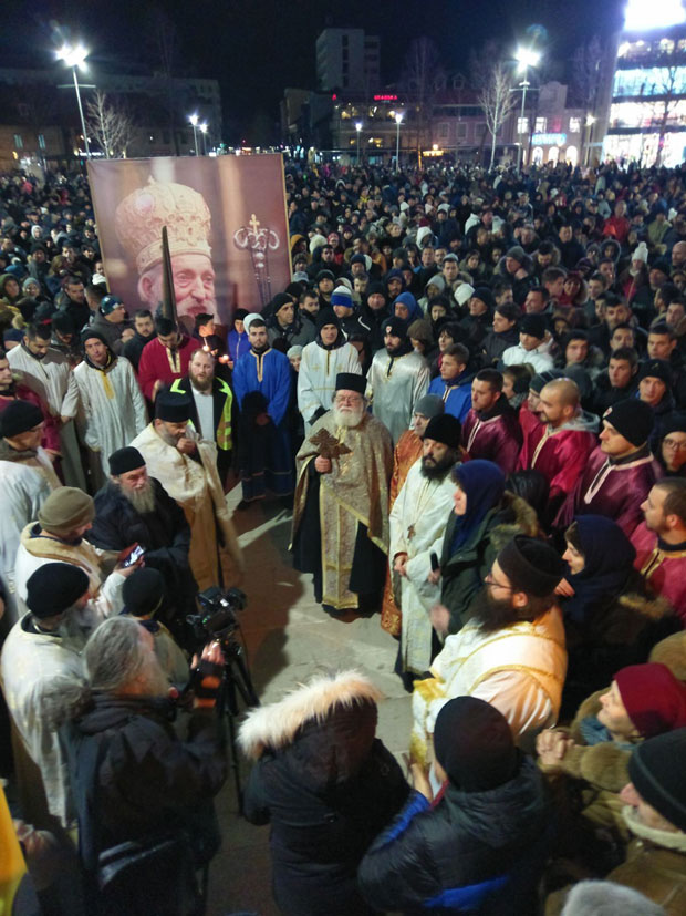 На литијама заједно деца четника и партизана, и они који су били на Голом отоку и оних који су их тамо послали: Несвакидашња беседа у Никшићу