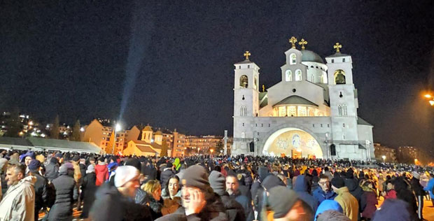 Са крстом и иконом по дебелом минусу и снегу: Северац није уплашио више хиљада Подгоричана, готово цела Црна Гора на ногама упркос јакој хладноћи (ФОТО+ВИДЕО)