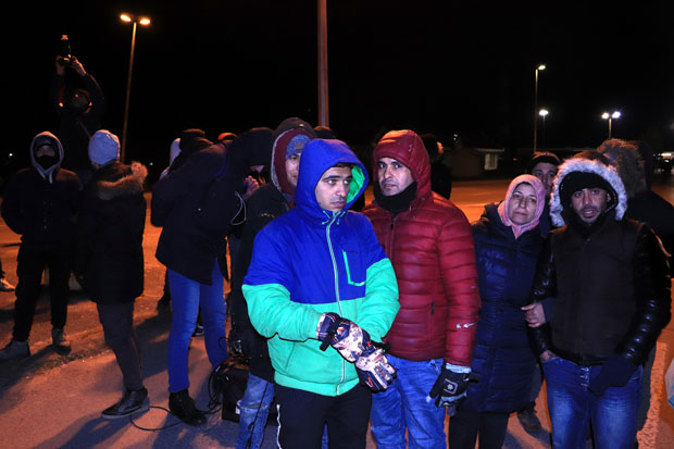 Не желимо да праве проблеме, већ да уђемо у ЕУ: Мигранти и даље протестују на Келебији, хеликоптери Мађарске надлећу прелаз