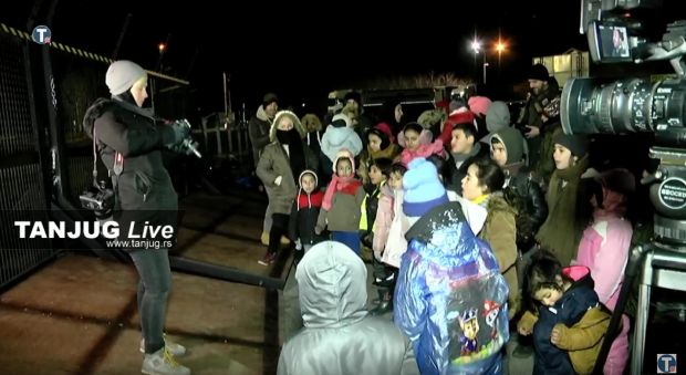На Келебији око 400 миграната,деца узвикују Отворите врата (ВИДЕО)