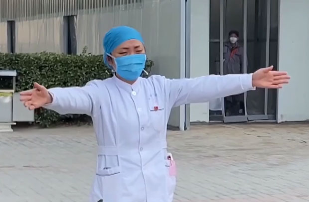 Снимак који је расплакао свет: Девојчица дошла да види маму која лечи оболеле од корона вируса, нису могле да се дотакну, ћеркица је лила сузе (ВИДЕО)