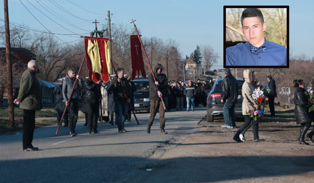 Мирно спавај и ОПРОСТИ нам: Стотине људи занемело од бола испратило насмрт претученог Стефана на вечни починак (ФОТО)
