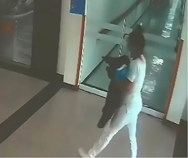 Лажна медицинска сестра снимљена како КРАДЕ БЕБУ и износи је испод јакне  (ВИДЕО)