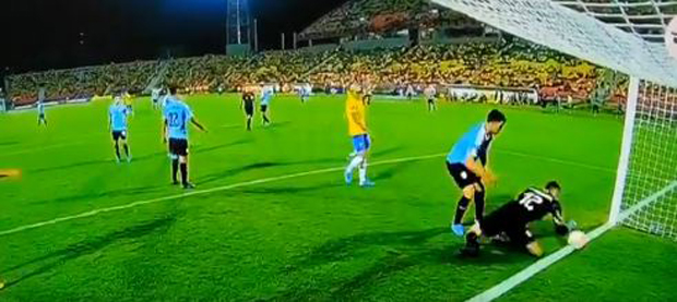 Невероватна глупост голмана Уругваја донела Бразилу гол (ВИДЕО)