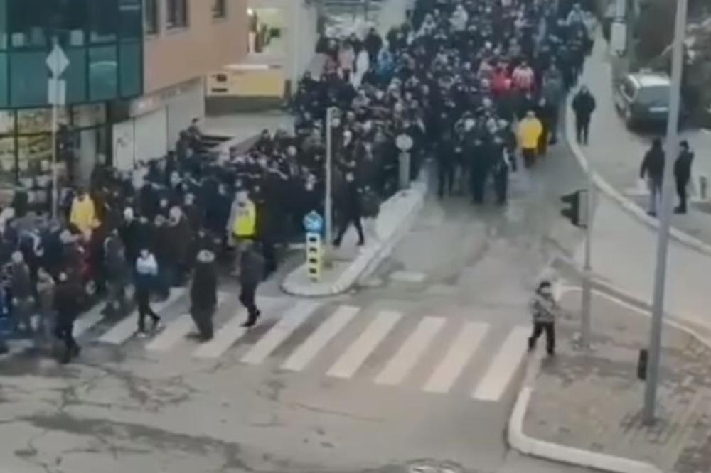 Овај детаљ са литије из Бијелог Поља је све одушевио: Дечак изашао из колоне да се поздрави са татом полицајцем (ВИДЕО)