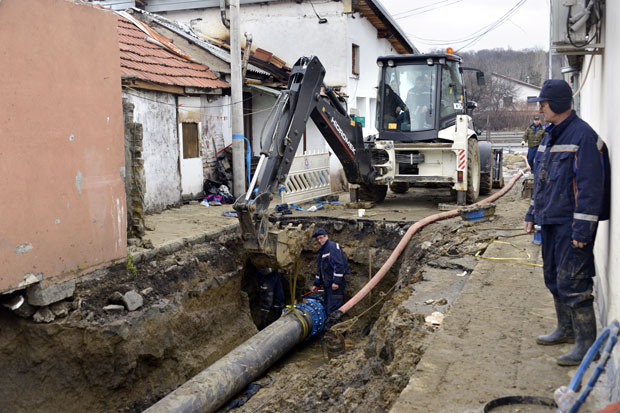 Потопљена 61 кућа и 18 аутомобила, бачени душеци, ћебад и јастуци, столице плутале по кући...: Муке грађана Душановца због поплаве, штету мора да надокнади Водовод