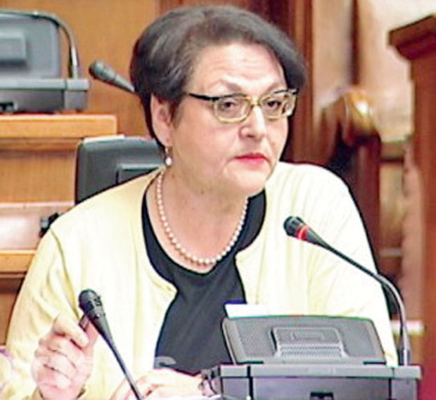 Чомићеву хоће да избаце, она узвраћа - осмехом