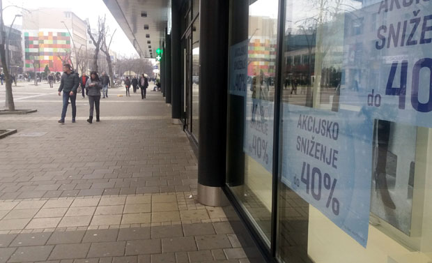 Сви хрле у шопинг центре, а сиротиња паре даје на храну: Суморне слике у шабачким продавницама и бутицима, попусти и до 70 одсто, али нико не купује