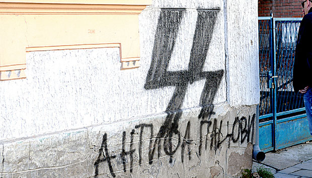 СРАМНЕ и УВРЕДЉИВЕ графите црта ко стигне, а аутори пролазе без санкција: НЕМА КАЗНЕ без видео-надзора