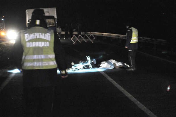 У Шумарицама погинуо бициклиста, возач побегао са места несреће