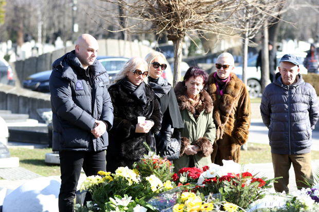Тужна година без краља народне музике! Породица даје помен легендарном Шабану Шаулићу: На гробљу мук, чују се само јецаји његове удовице Гоце (ВИДЕО/ФОТО)