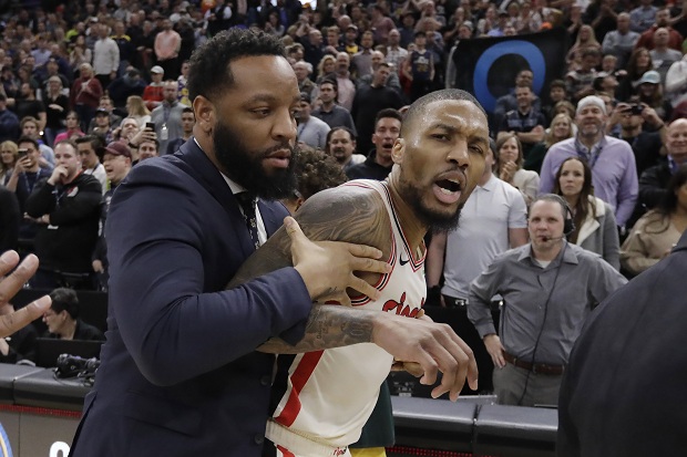 Лилард беснео, хтео да се побије са судијама: Арбитри признали велику грешку (ВИДЕО)